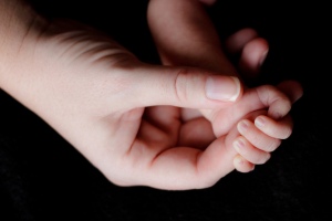 Aider d'autres bébés prématurés aide les mères endeuillées  à faire face à la perte qui les frappe. Sharon Drummond